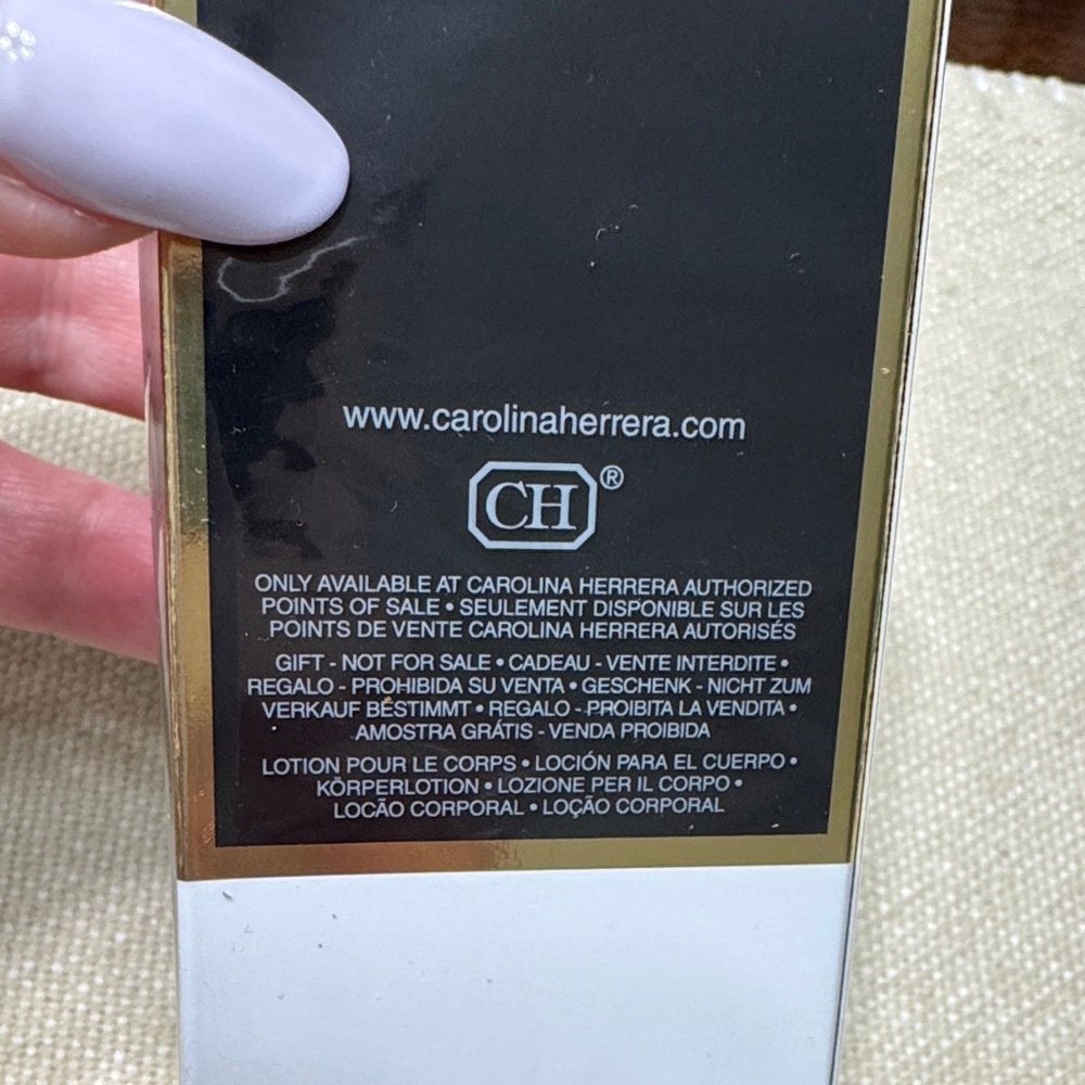 Carolina Herrera Good Girl Body Lotion 100ml 3.4 fl oz - Picture 2 of 4